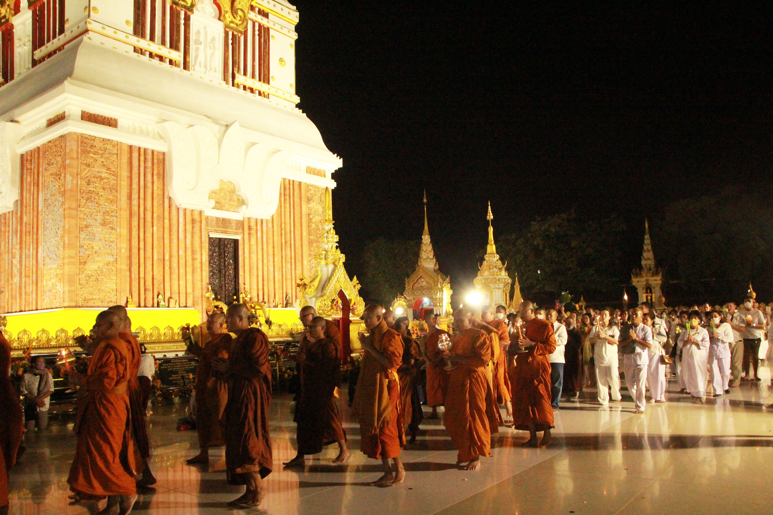 ไทย-ลาวเวียนเทียนบูชาอุรังคธาตุพระธาตุพนมในวันวิสาขบูชา