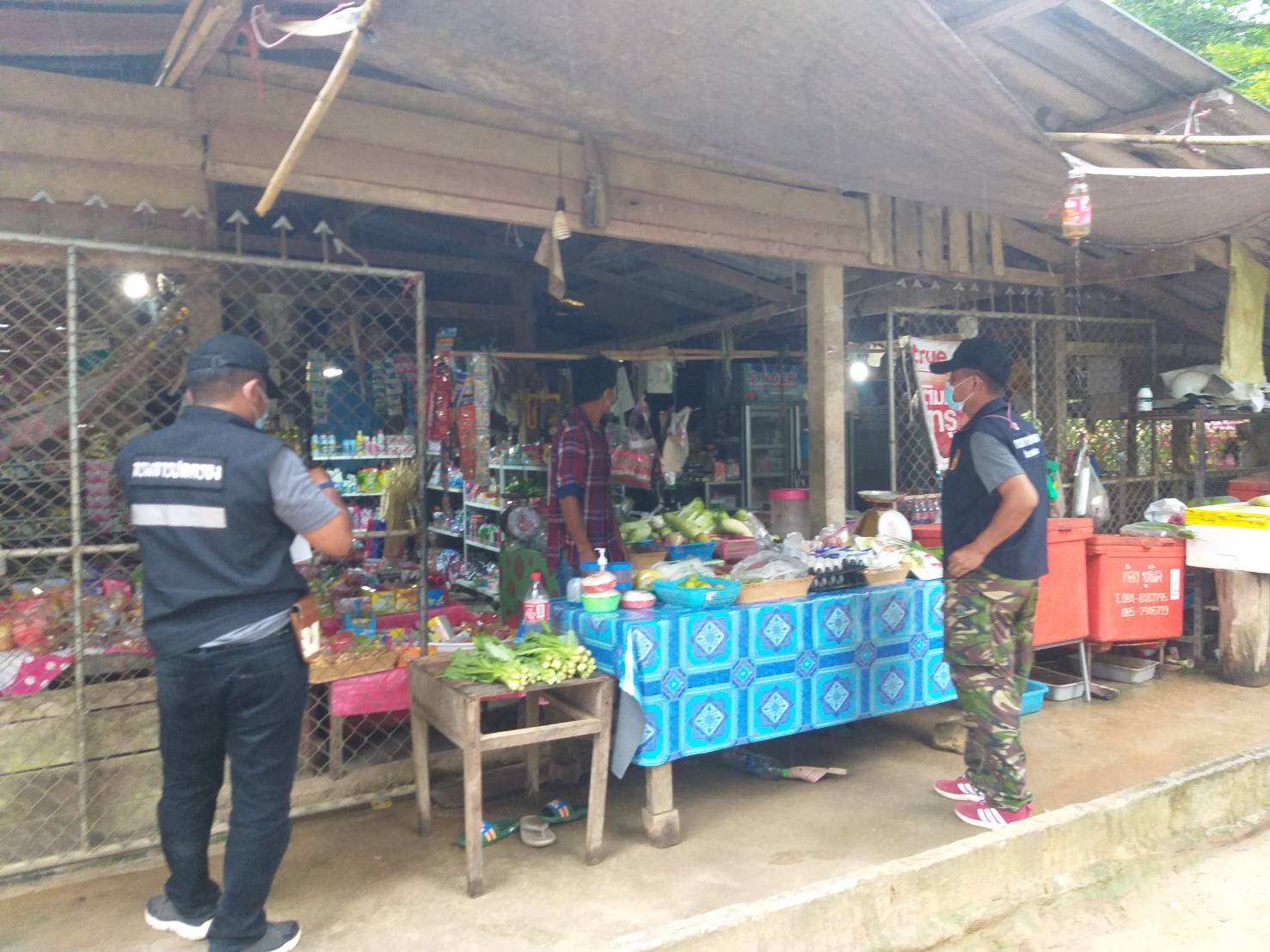 ผู้นำท้องที่อำเภอท่าชนะ สุราษฎร์ธานี ปฏิบัติการเชิงรุกรณรงค์ป้องกันการแพร่ระบาดของเชื้อโควิดในชุมชน/หมู่บ้าน