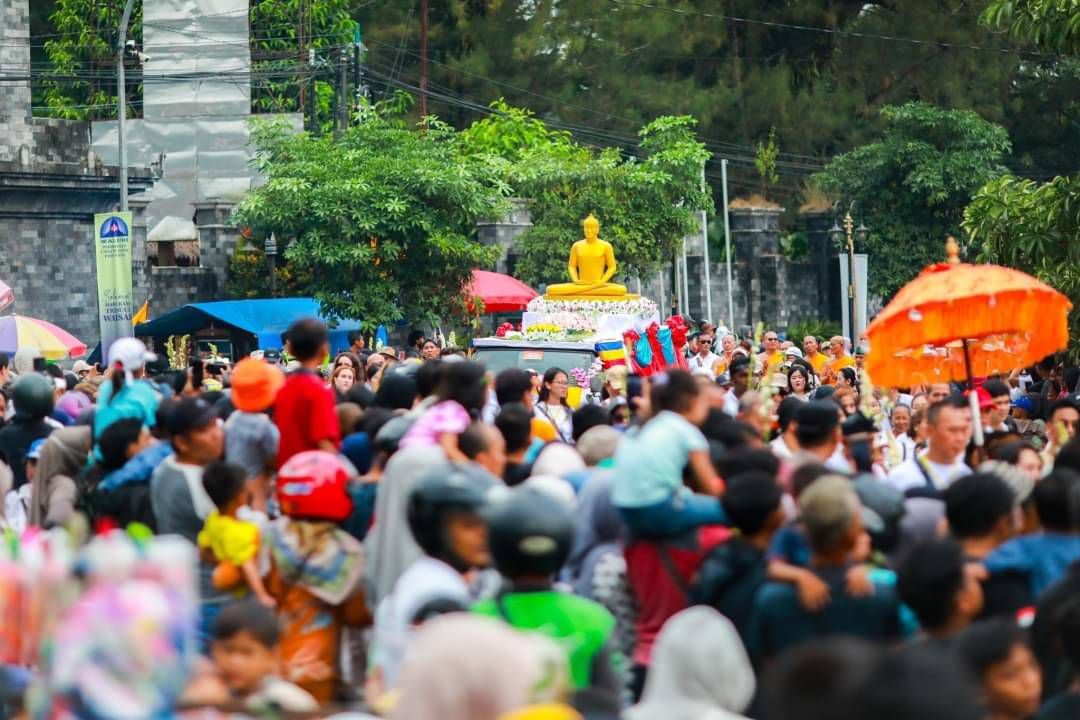  ชาวพุทธนานาชาตินับหมื่นคนร่วมงานวันวิสาขบูชาที่เจดีย์บรมพุทโธ อินโดนีเซีย