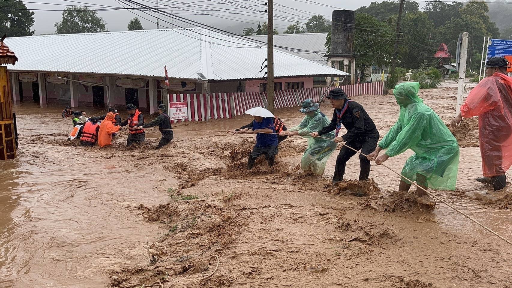 “น่านอ่วม” ฝนตกหนักต่อเนื่อง น้ำท่วมฉับพลันหลายพื้นที่ สะพานพัง-ถนนสายหลักถูกตัดขาด