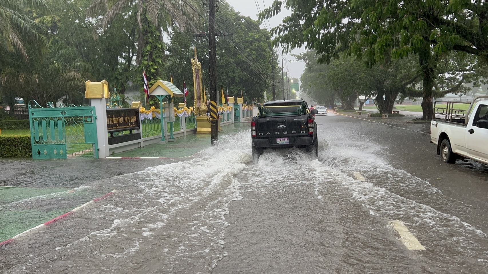 ฝนตกหนัก น้ำท่วมหน้าเมือง ถนนหน้าจวนผู้ว่าฯตราดก็ไม่เว้น เทศบาลเมืองตราดส่งรถยนต์ 2 คันเร่งสูบน้ำแก้ไข