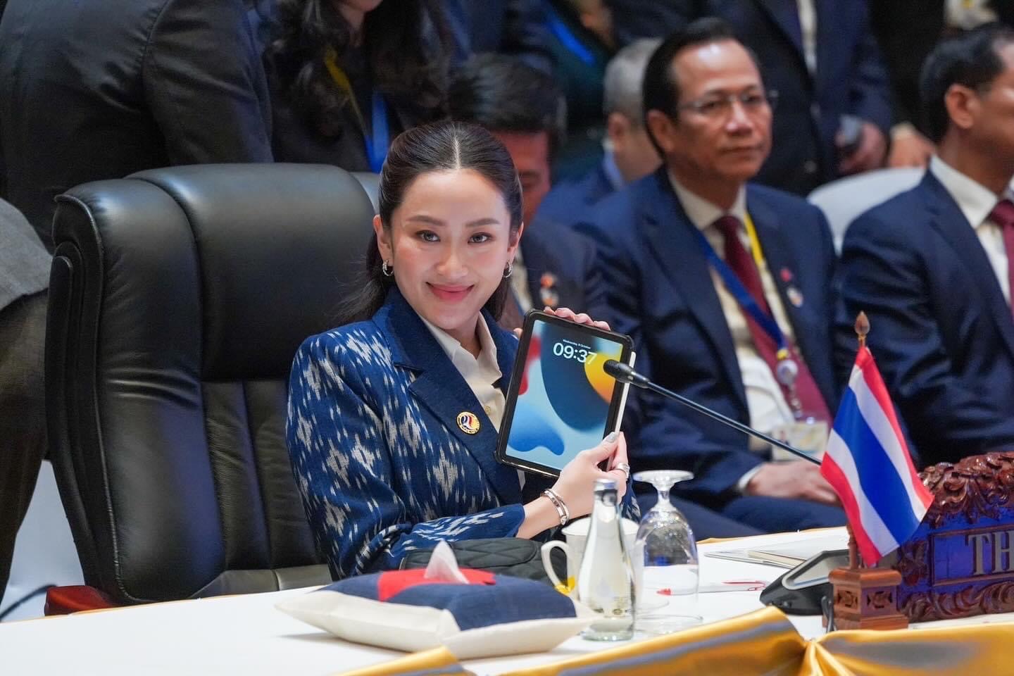 “แพทองธาร” โชว์ไอแพดคู่ใจ ระหว่างร่วมประชุมสุดยอดอาเซียน ที่สปป.ลาว