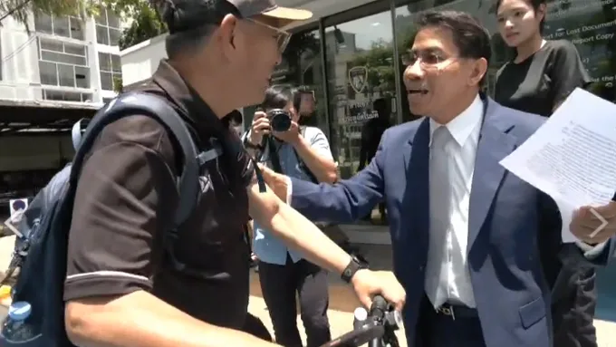 เดือดหน้า สน.!  "ณัฐวุฒิ วงศ์เนียม" ผลัก "สมชัย" ล้มคาจักรยาน ต่อหน้าสื่อ ตำรวจเข้าระงับเหตุ