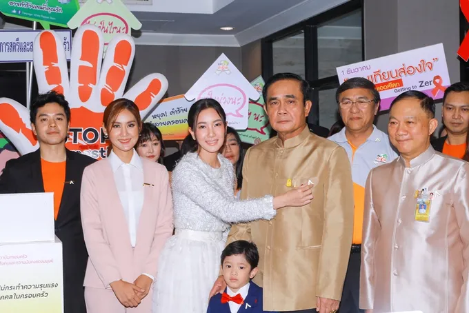 นายกรัฐมนตรี รับมอบเข็มกลัดริบบิ้นขาว ยุติความรุนแรงฯ ปี 2560