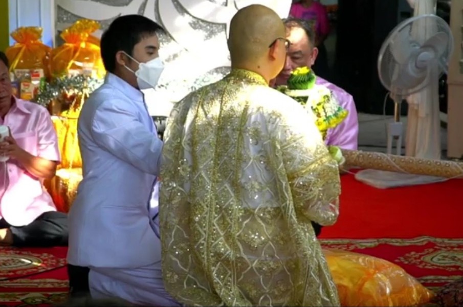 ฮือฮา! งานบวชนาคทำวัดแทบแตก โปรยทานเงินสด 1 แสน ทองคำ 10 เส้น 