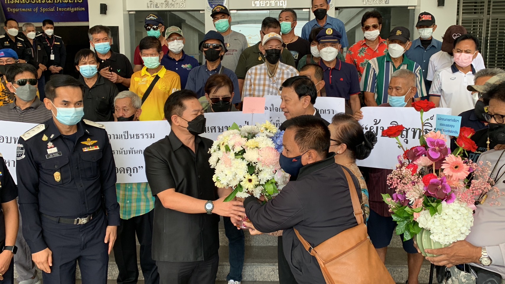  พนักงานการท่าเรือฯใช้วันแรงงานแห่งชาติขอบคุณ"อธิบดีดีเอสไอ"หลังสั่งฟ้องเพียง 34 คนทั้งที่ผู้บริหารฯร้องเอาผิดนับพันคน