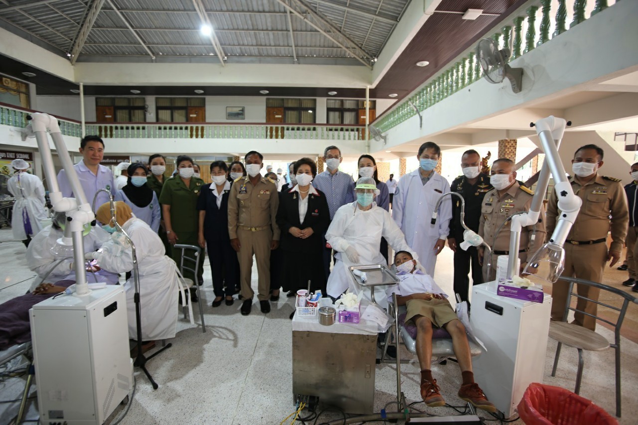 “สุขภาพดีใต้ร่มพระบารมี”ส่งมอบสุขภาพฟันดีแบบ New Normalประเดิมทริปแรกหลังโควิด แจกยิ้มสดใสแก่เด็กๆ ปัตตานี