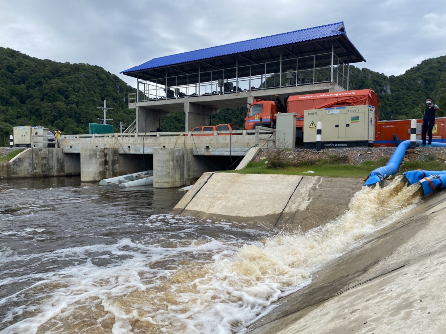 ผู้ว่าฯสุราษฎร์ สั่งเตรียมรับฝนระลอกใหม่ 23-25 พย.น้ำท่วมเหลือ อ.ท่าชนะ แห่งเดียว ส่งเครื่องสูบน้ำเครื่องผลักดันน้ำลงทะเลก่อนน้ำใหม่มา