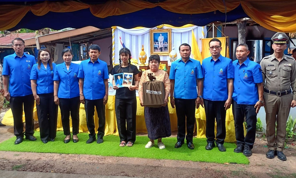 ร้อยเอ็ดมอบสิ่งของพระราชทาน ช่วยผู้ประสบอัคคีภัยอำเภอโพนทอง