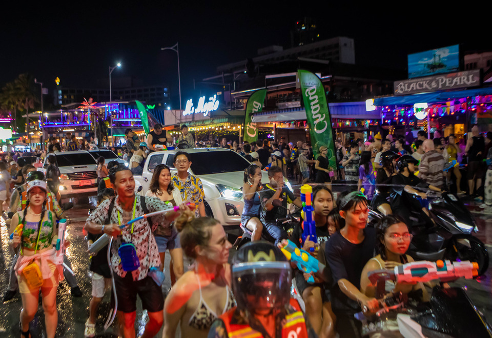 "วันไหลพัทยา "เดือด! คืน 18 เม.ย.นักท่องเที่ยวทะลักชายหาด เตรียมปิดถนน 19 เม.ย.