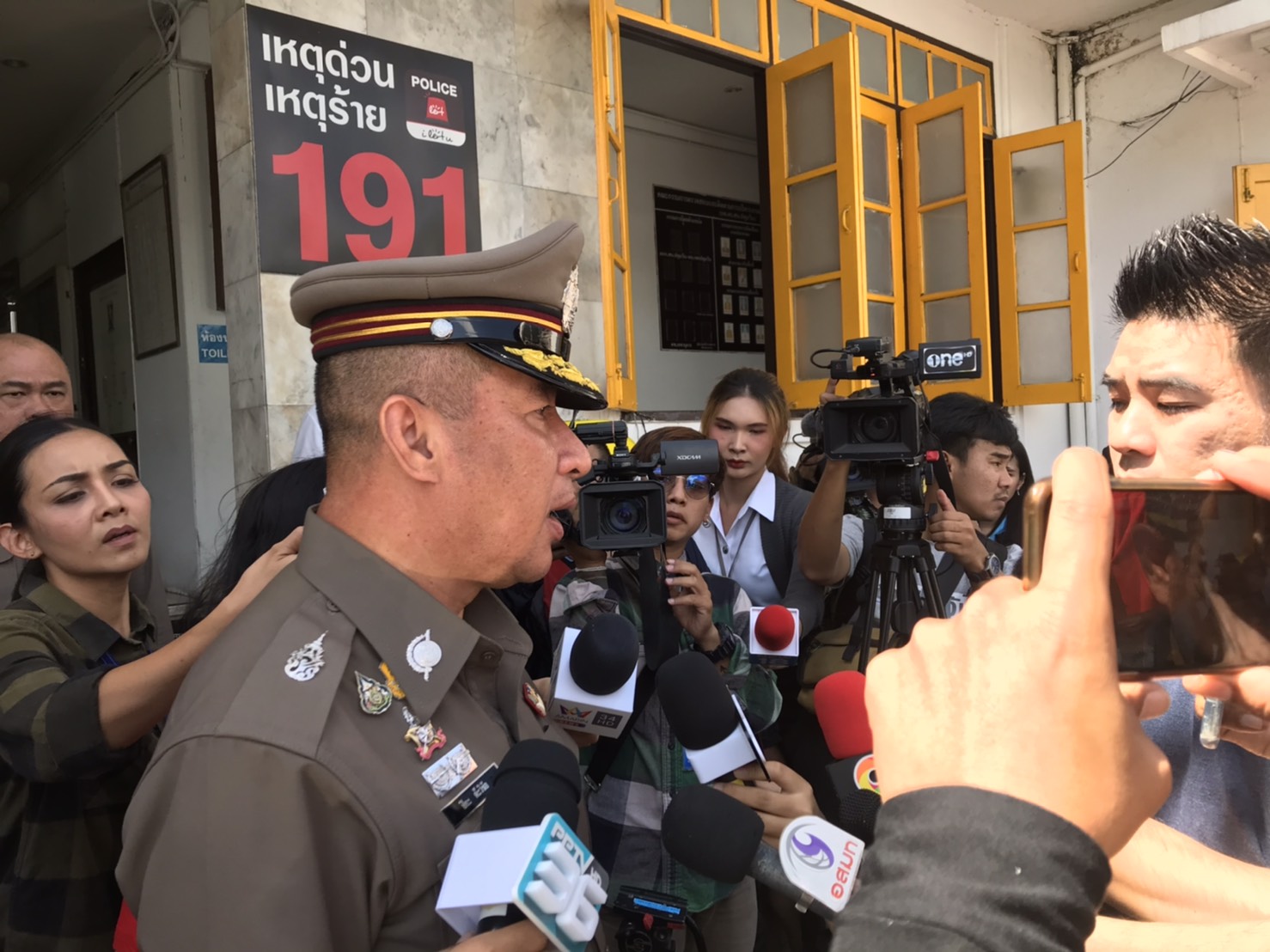 ตร.จ่อถอนใบอนุญาตครอบครองอาวุธปืนชายคลั่งรัวปืน