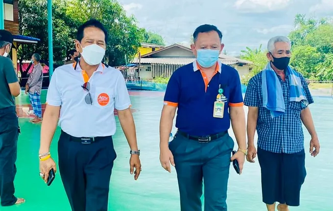 ตรวจเยี่ยมการปรับพื้นที่โรงอบเพื่อลดความชื้นข้าวเปลือก
