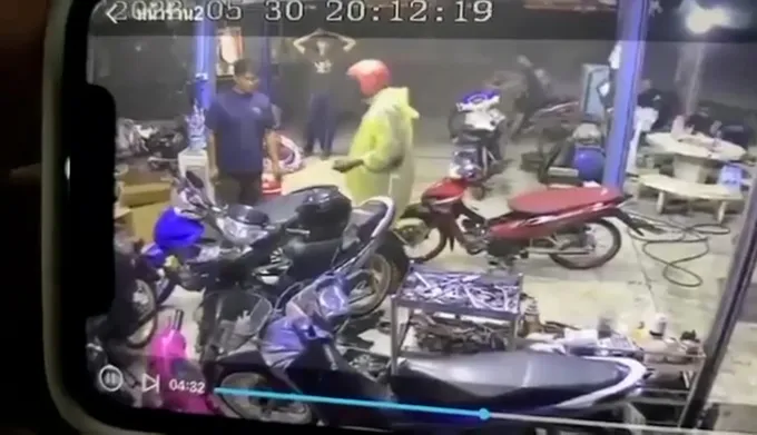 สุดแสบโจรทำทีซื้อน้ำมันร้าน ก่อนกระชากทองชักปืนยิงแต่กระสุนด้าน 