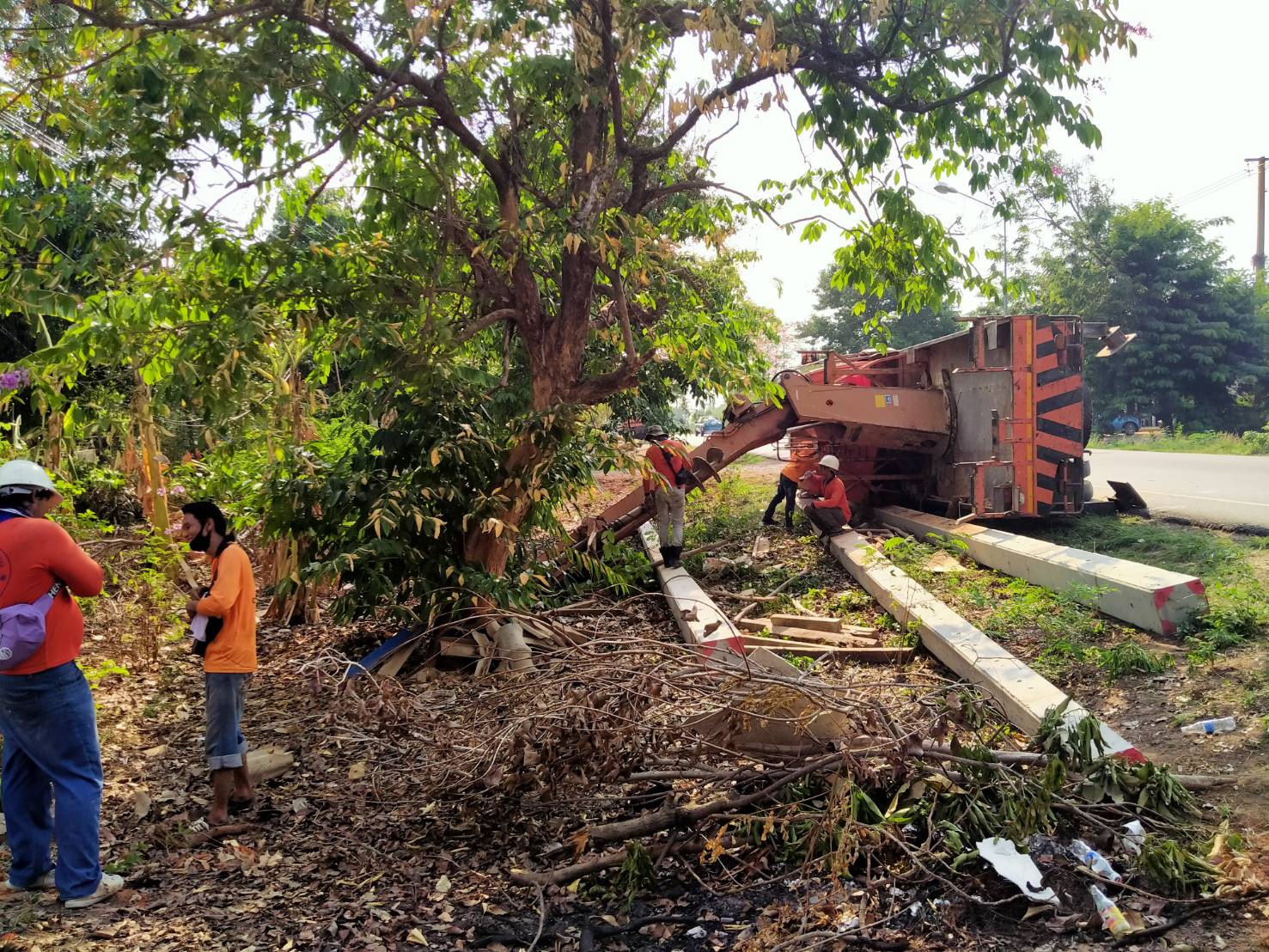 หวิดเกิดเหตุสลดรถเครนยกเสาไฟฟ้าบริษัทเอกชนพลิกคว่ำขณะทำงาน เสาไฟฟ้าทับคนขับเจ็บสาหัส