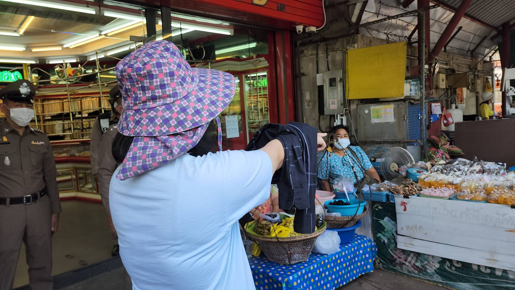 ทำแผนสาวแสบวิ่งราวทรัพย์ร้านทองมหาชัยหนีกบดาน กทม.  สารภาพหาเงินใช้หนี้ 
