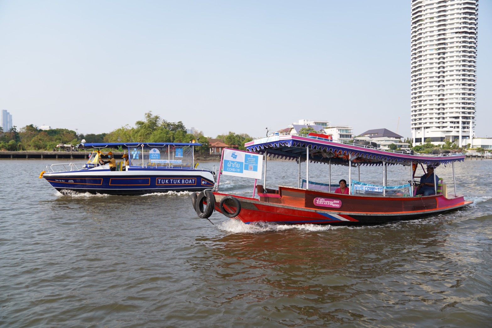 พณ.ปล่อย “เรือเร่ ธงฟ้า ฝ่าภัย Covid" ออกจำหน่ายสินค้าอุปโภค บริโภค ไข่ไก่ ริมคลองฝั่งธนบุรี