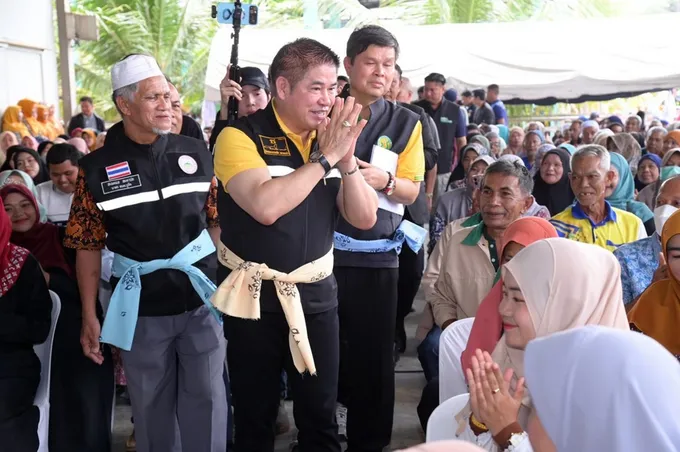"ธรรมนัส" ฟิตจัด! ลุยฝน นำทีมผู้บริหาร ก.เกษตรฯ พบปะ ปชช.-เกษตรกรนราธิวาส