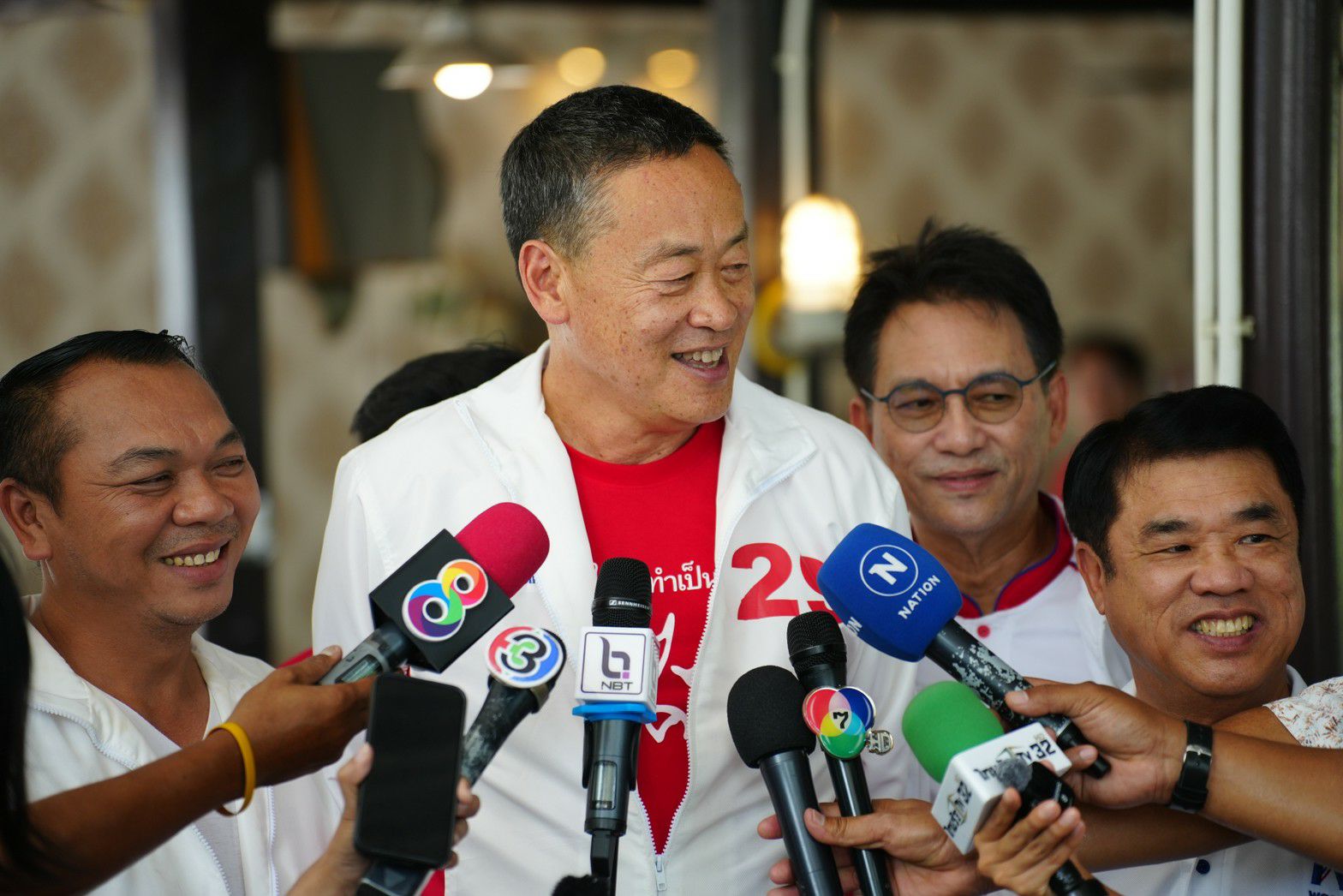 "พท." เดินสายทำบุญรับสงกรานต์ พระให้พรขอให้แลนด์สไลด์ "เศรษฐา" อวยพรปชช. ปีใหม่-วันใหม่-เริ่มต้นชีวิตใหม่