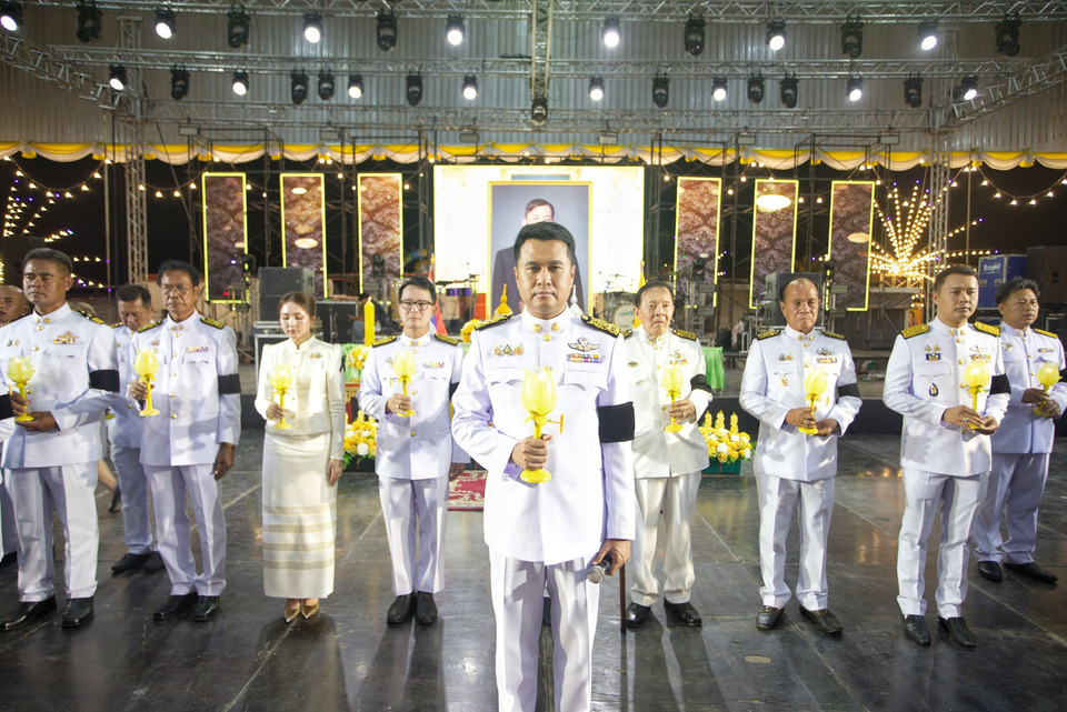ชาวบ้านกลางพร้อมใจจุดเทียนถวายพระพรชัยมงคล “ในหลวง” ร่วมแสดงความจงรักภักดี