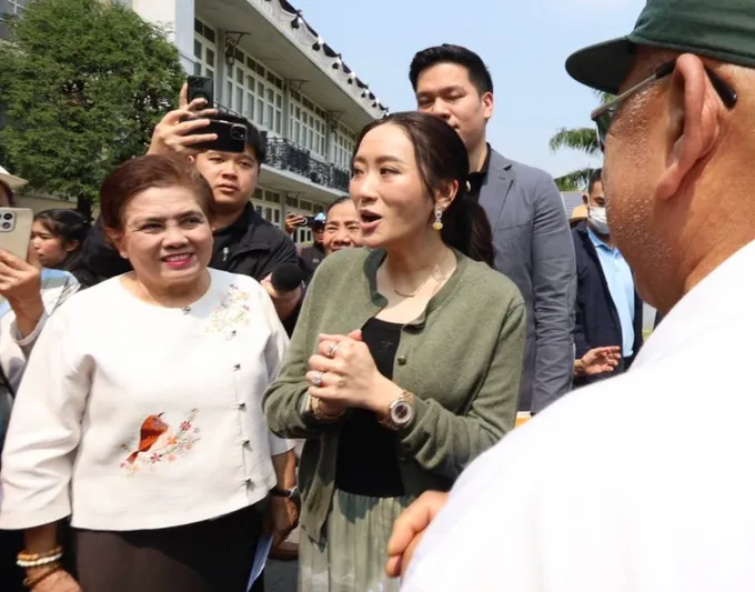 “แพทองธาร” เยี่ยม “ทักษิณ” เผยสุขภาพดี คุยแค่เรื่องคดี พร้อมรอผลพิจารณาพักโทษ