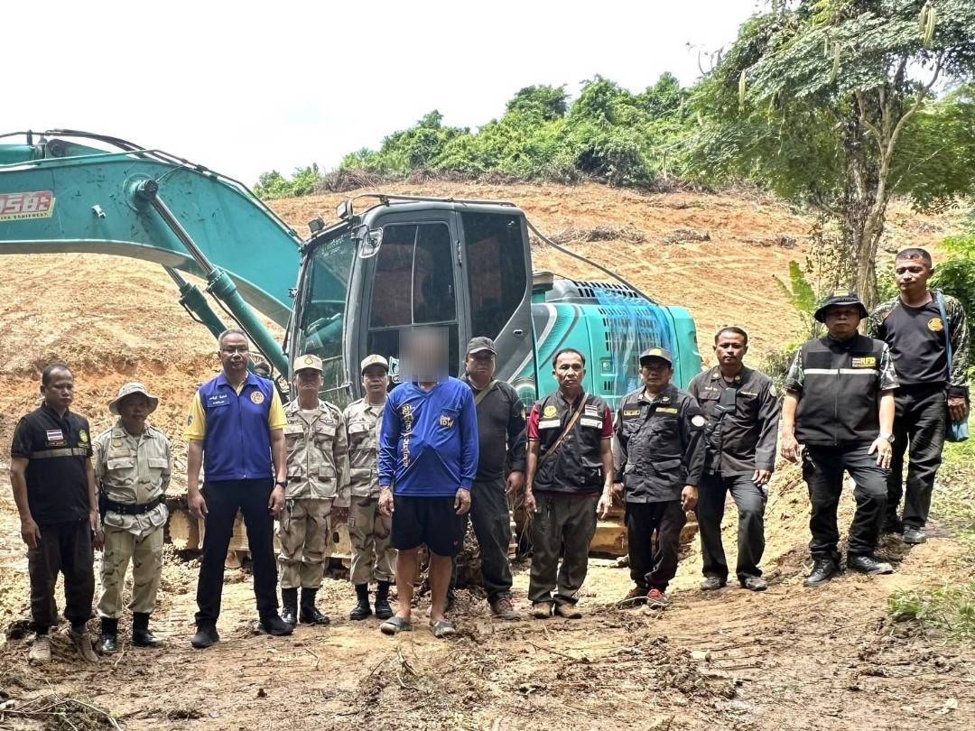 นายอำเภอศรีสัชนาลัยพร้อมป่าไม้บุกจับคนขับแบคโฮรุกป่าสงวนแห่งชาติที่สุโขทัย