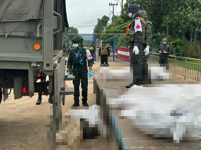ไทยส่งมอบศพทหารกัมพูชาจำนวน 12 นายกลับแผ่นดินเกิดตามหลักมนุษยธรรม  