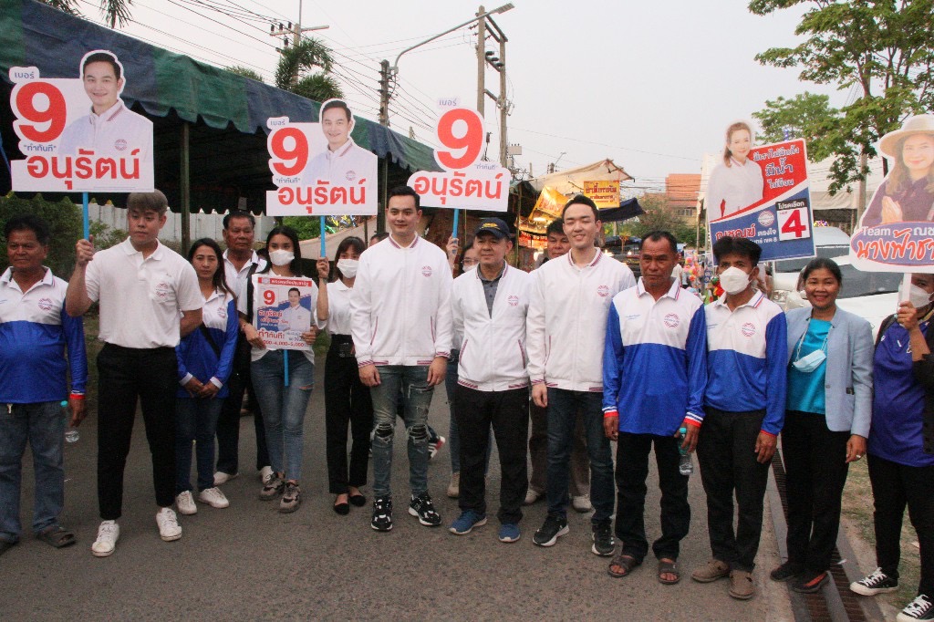 สุรินทร์ ผู้สมัคร ส.ส.พลังประชารัฐ เดินหน้าออกพบปะประชาชน แนะนำตัวและนโยบายพรรค