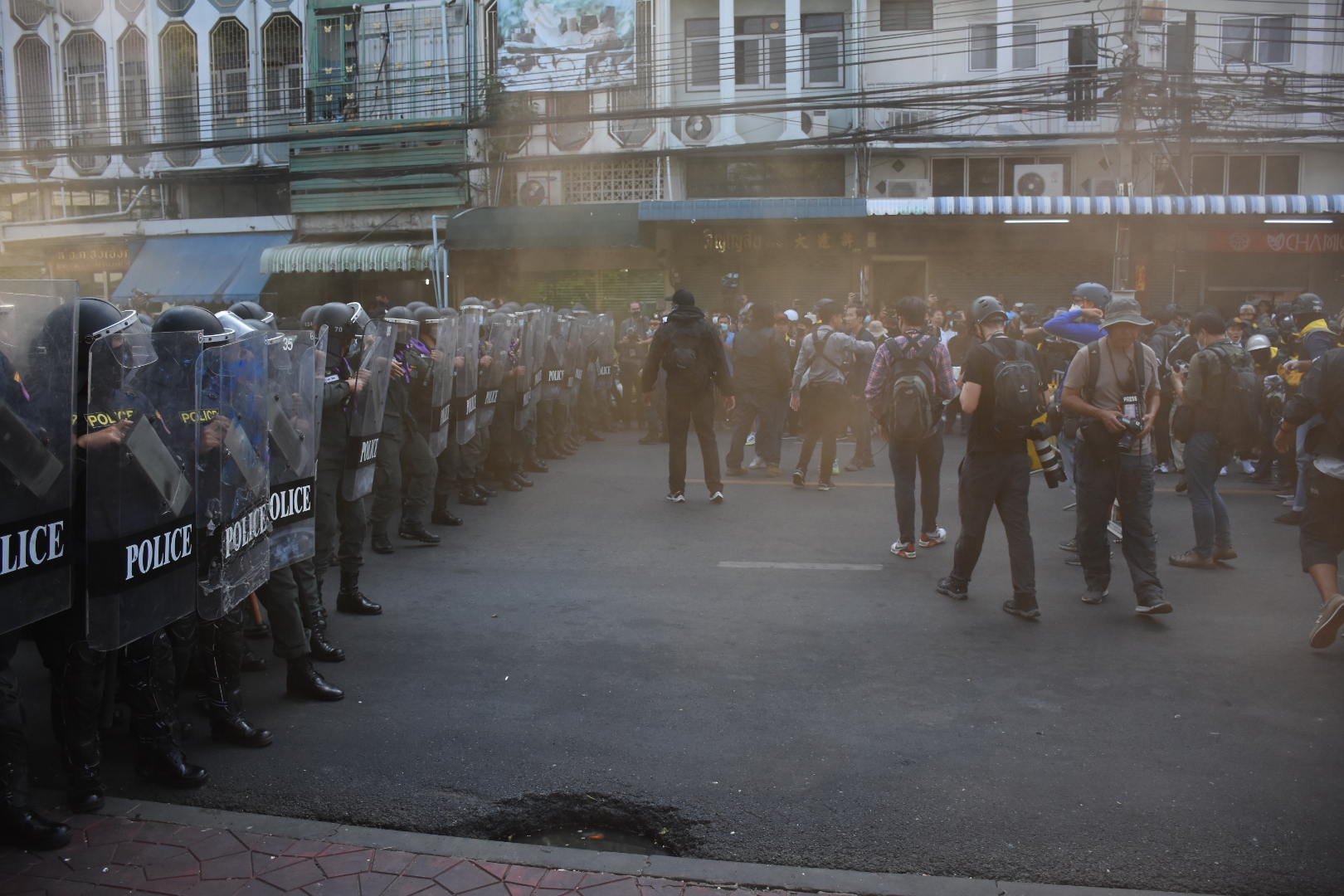 ประมวลภาพ บรรยากาศ การ์ด WEVO ประจันหน้ากับตร.ปราบจลาจล