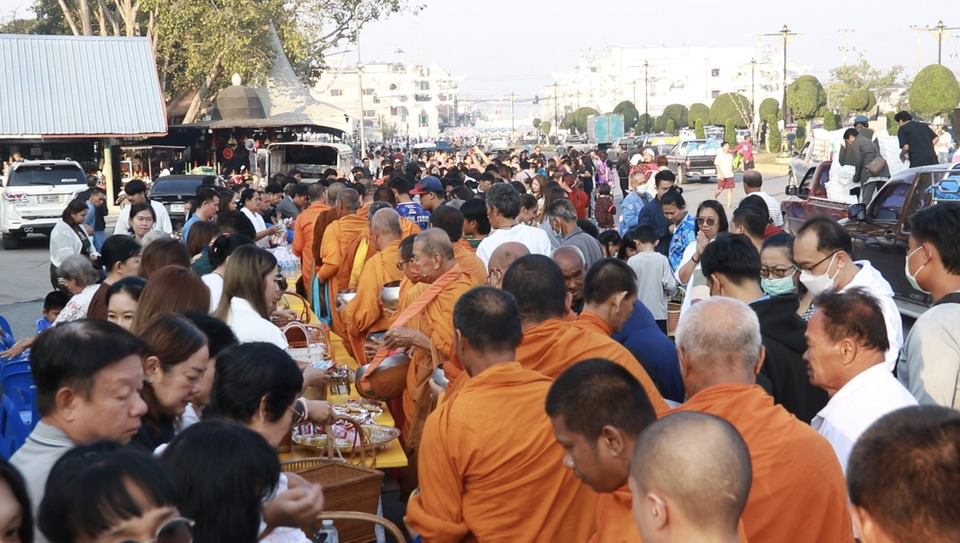 สุพรรณบุรีคึกคัก! สาธุชนร่วมตักบาตรข้าวสารอาหารแห้ง พระสงฆ์ 108 รูป ต้อนรับปีใหม่