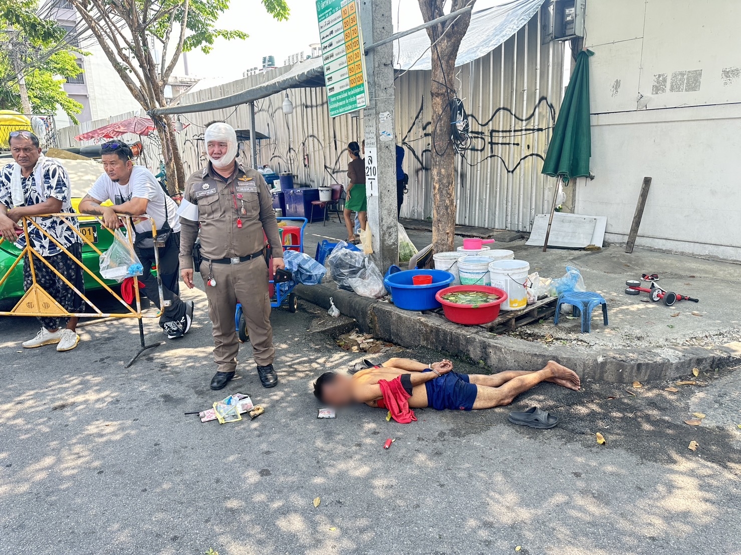 รองสารวัตรจราจรกลาง เข้าระงับเหตุเอาค้อนทุบรถ ถูกหนุ่มคลั่งวิ่งเอาปังตอร้านก๋วยเตี๋ยวฟันหัว เลือดอาบ