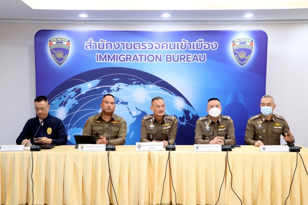 สตม.รวบมือขวาแก๊งหลอกลงทุน "แชร์ลูกโซ่จีน"-จับ 3 ผู้ต้องหาชาวจีนหนีกบดานไทย