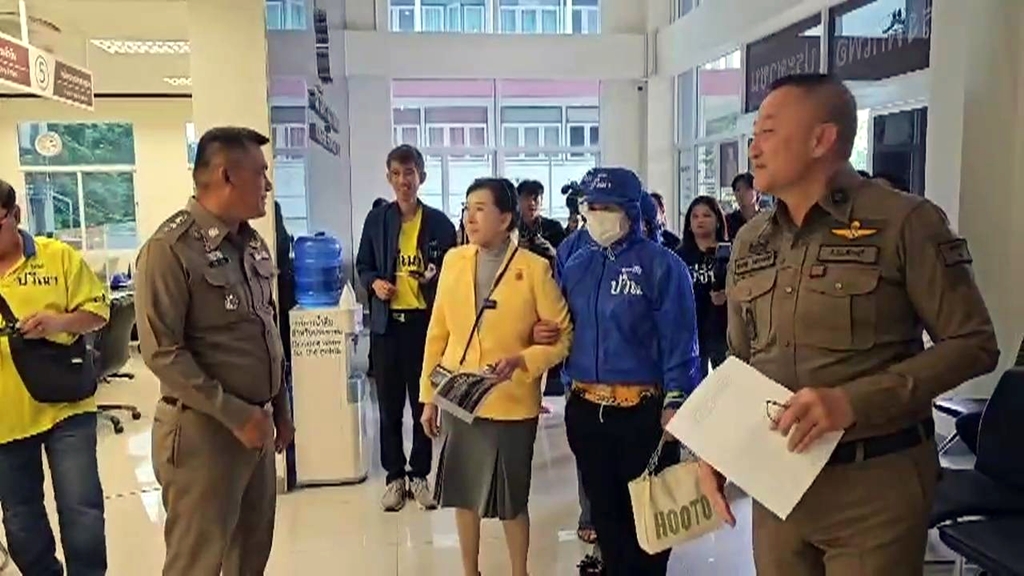 "ปวีณา" พาแม่เด็ก 3 รายแจ้งความ ครูสอนอังกฤษล่วงละเมิดเด็ก ป.2 นานนับปี