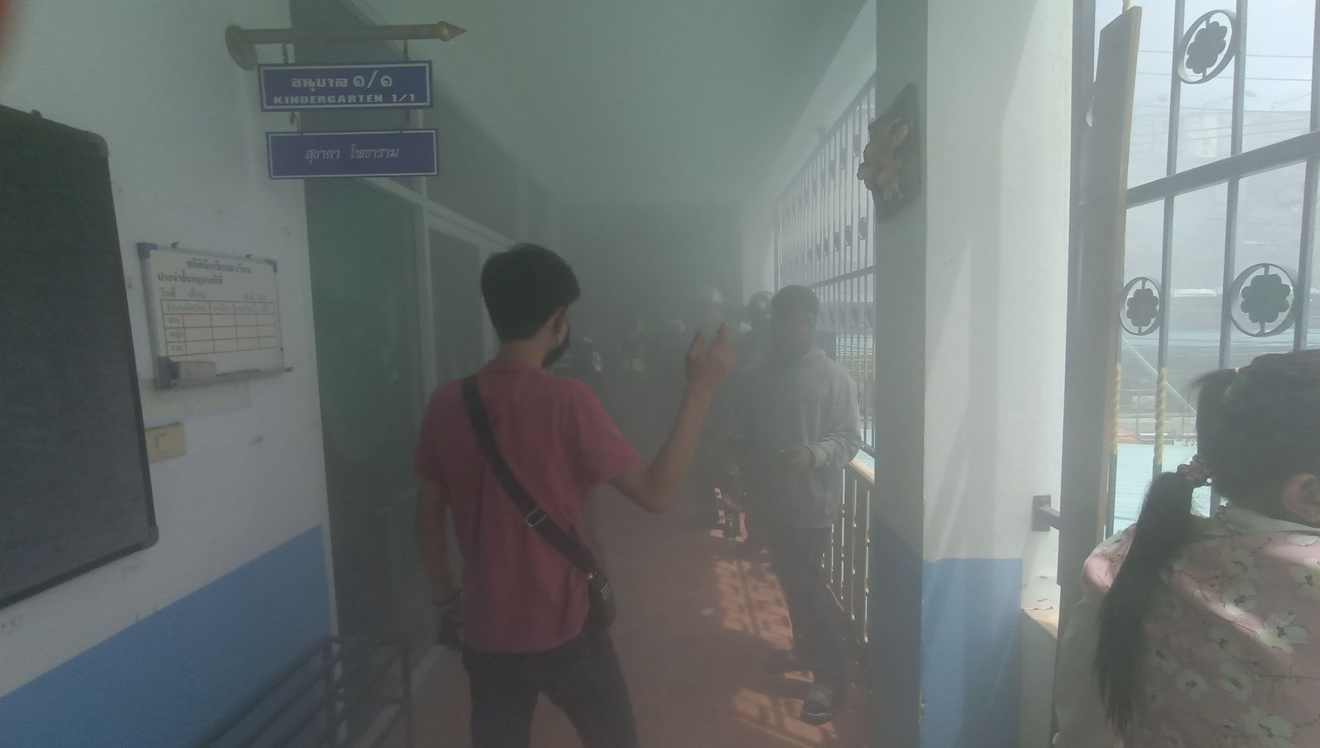 ระทึกไฟไหม้ห้องอนุบาลโรงเรียนเมืองพัทยา 8  โชคดีเด็กพักทานอาหาร