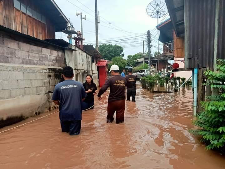 อ.วังทอง พิษณุโลก เร่งกั้นกระสอบทราย ระวังน้ำป่าไหลหลาก ประกาศเตือนประชาชนเก็บของ ขนย้ายสัตว์เลี้ยงไว้ที่สูง