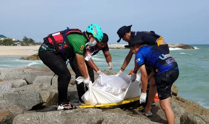 นักท่องเที่ยวผงะ!! พบศพลอยอืดติดคาโขดหินริมหาดระยอง 
