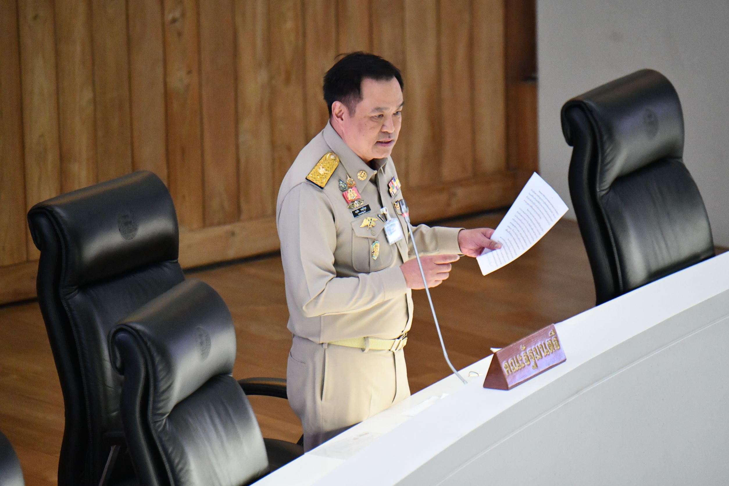 "สว.นันทนา" คาใจที่ดิน "เขากระโดง" ถาม "มท.1" ทำไมตั้ง "นายส." กลุ่มเพื่อเนวินนั่งกก.สอบ  "อนุทิน" ยันไม่รู้จัก 