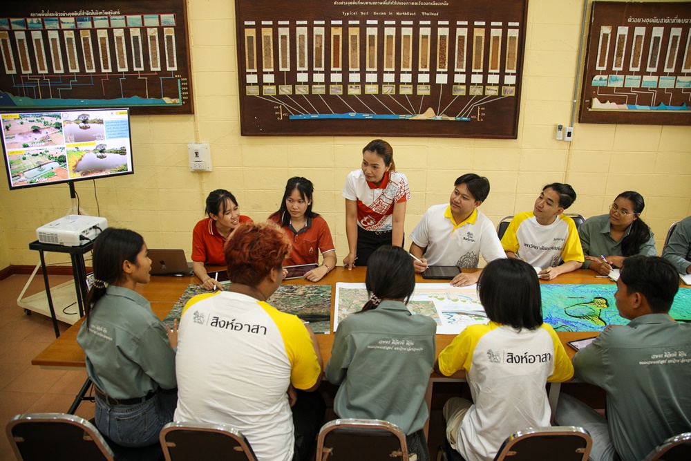 คณะเกษตรฯ มข. ร่วม สิงห์อาสา ผุดไอเดีย บ่อโครงข่ายกักเก็บน้ำฤดูฝน ช่วยชาวบ้านฝ่าวิกฤติเอลนีโญ