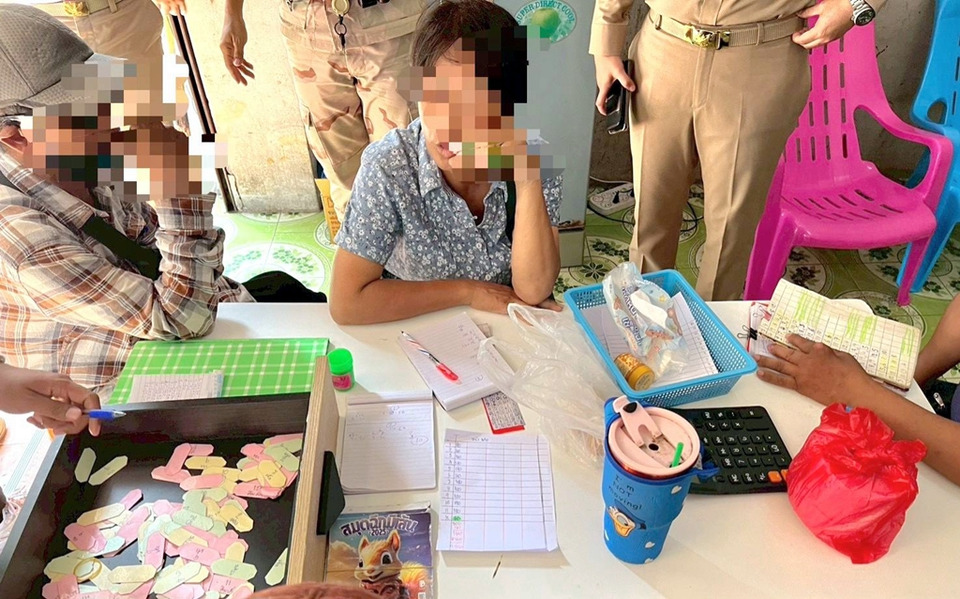 บุกรวบ “เจ้าแม่หวยยี่กี” กลางตลาดกระทุ่มแบน พร้อมนักพนัน 6 คน ยึดเงินสด–โพยหวยอื้อ