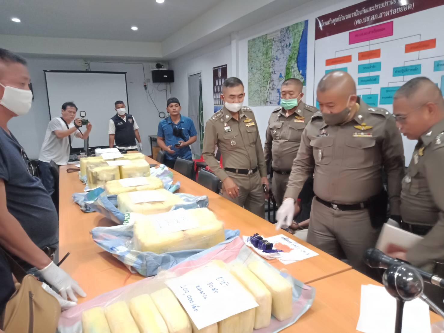 ตำรวจสามร้อยยอดจับยาบ้า 8 แสนเม็ดซุกตู้คอนเทอร์รถบรรทุกส่งเอเย่นต์ภาคใต้