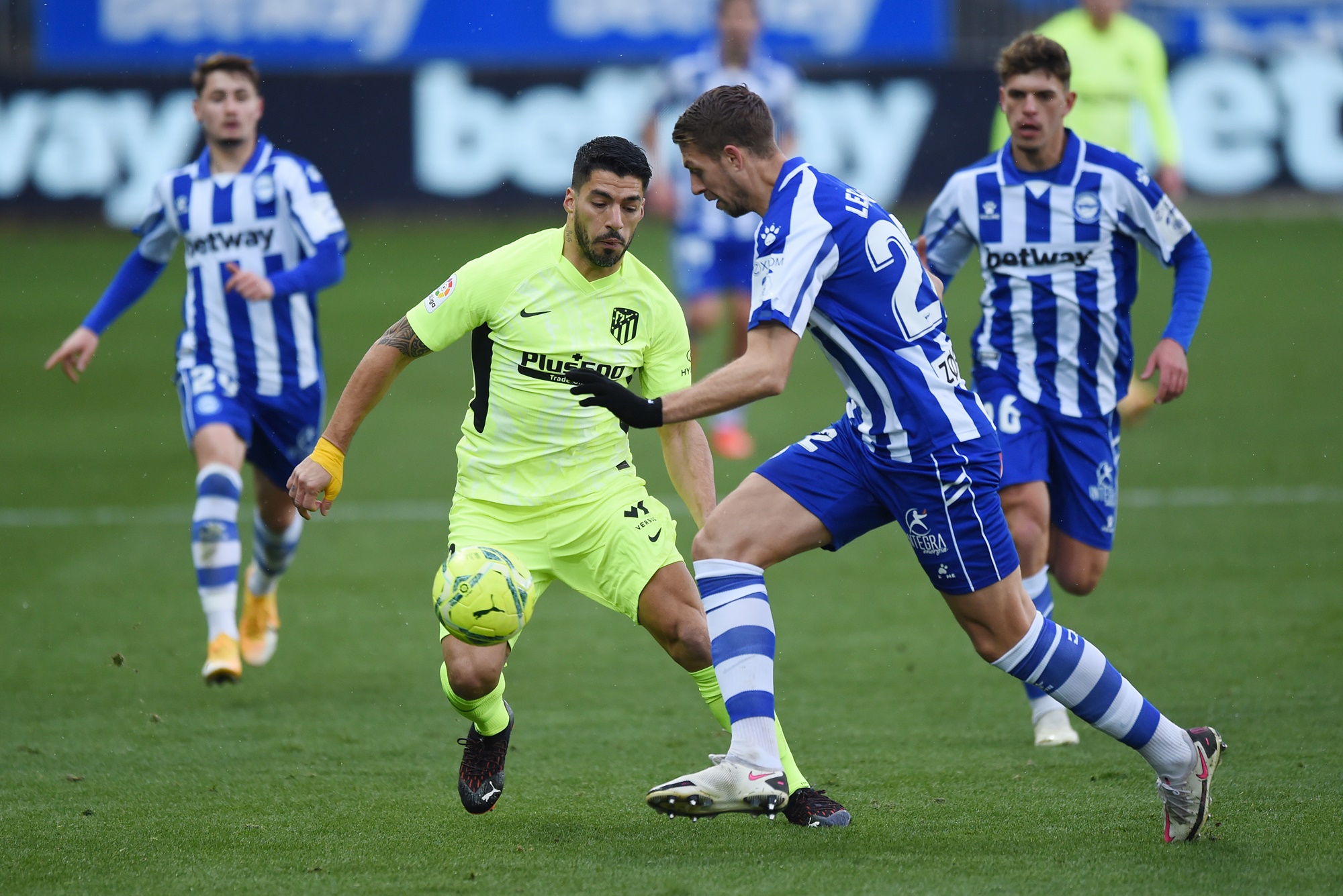 "แอตเลติโก มาดริด" เฉือนชนะ "อลาเบส" 2-1 