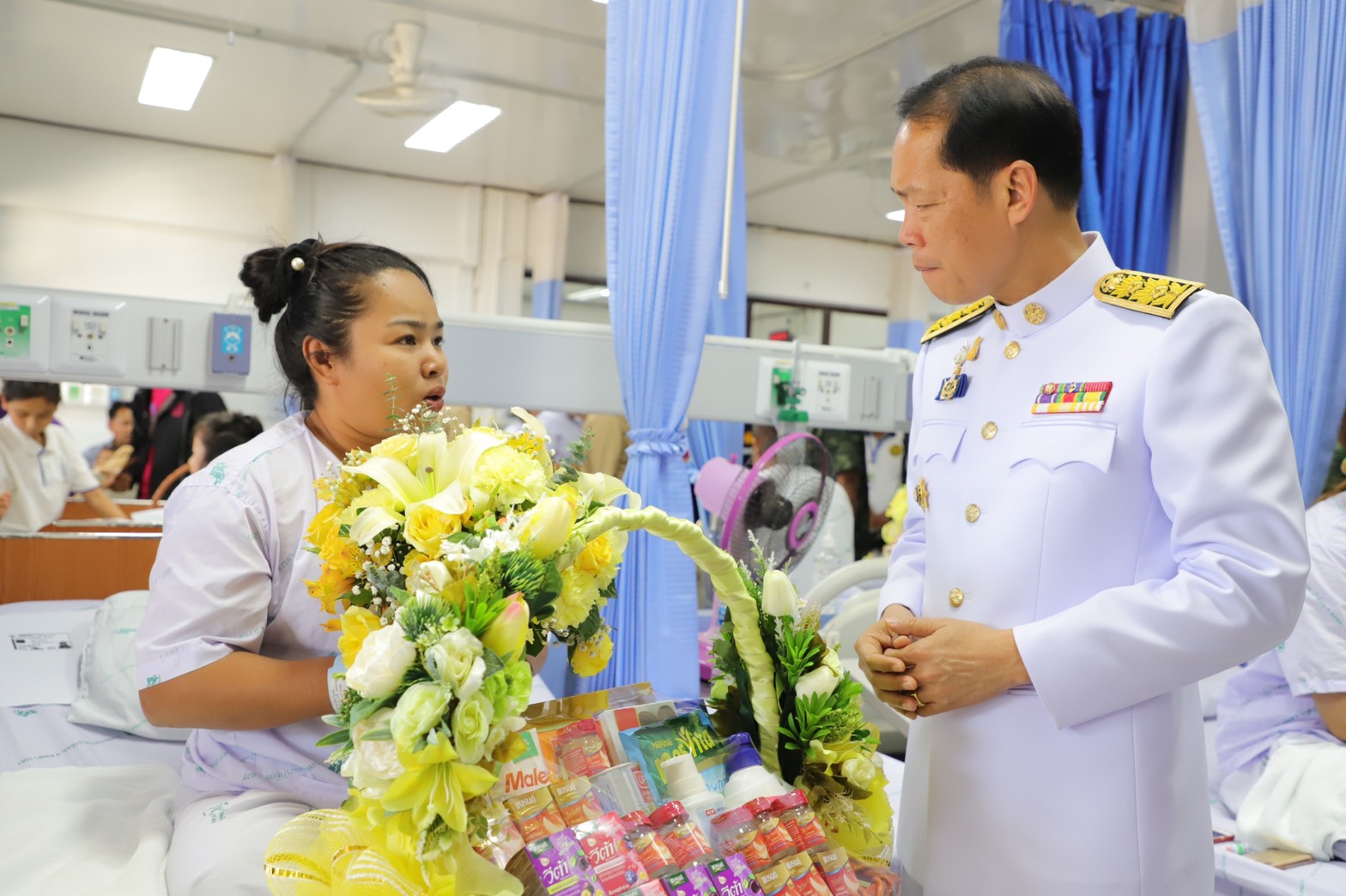 ในหลวงร.10 โปรดเกล้าฯ ผู้ว่าฯจังหวัดสงขลา เชิญดอกไม้และสิ่งของพระราชทานมอบแก่ผู้บาดเจ็บ จากเหตุลอบวางระเบิดที่อ.สะบ้าย้อย   