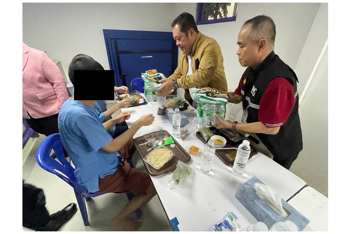  รมว.ยุติธรรม ร่วมทานข้าว-ละศีลอด กับผู้ต้องขังเรือนจำชั่วคราวแขวงทุ่งสองห้อง ดูแลผู้ต้องขังมาตรฐานสากล 