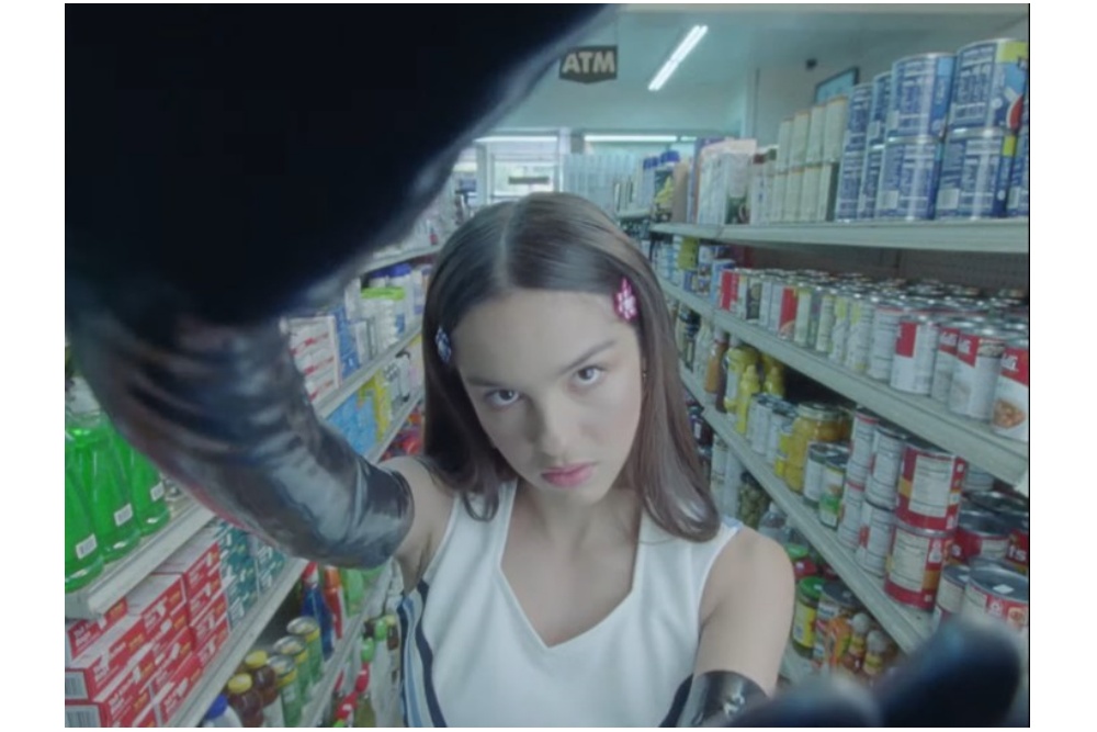 “Olivia Rodrigo” ปล่อย “good 4 you” พร้อม MV ธีมภาพยนตร์สยองขวัญตลกร้ายยุค 90s/2000s