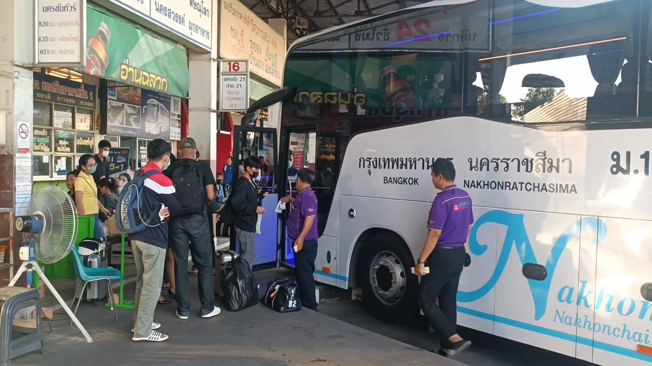บขส.โคราชแน่นตรึม! มนุษย์เงินเดือนแห่เดินทางกลับไปทำงานกทม.