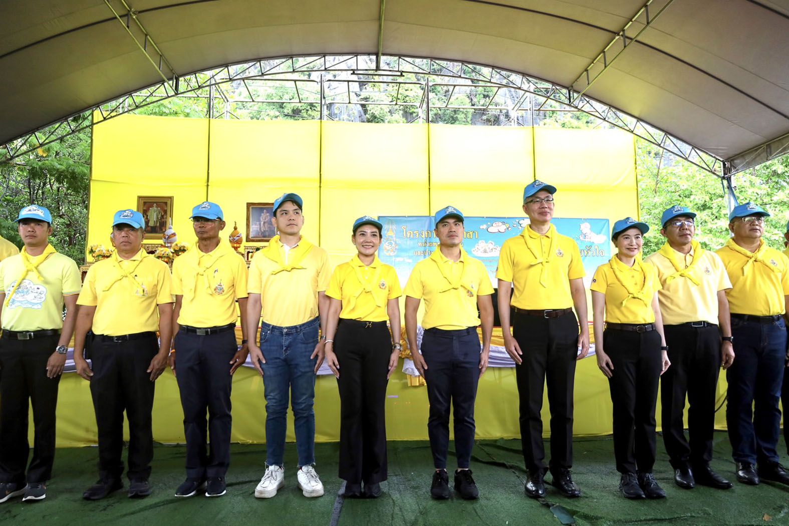 “เอกนัฏ” นำทีมจิตอาสาปลูกป่าลดคาร์บอนฯ สืบสานพระราชปณิธาน ที่ อช.เขาสามร้อยยอด