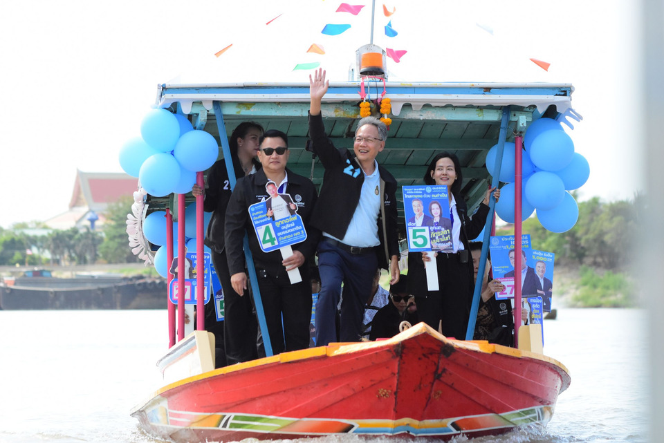 ปชป.ลุย จ.อ่างทอง หาเสียงทางน้ำ  ชูนโยบายดูแลผู้สูงอายุ–เกษตรกร–การศึกษา