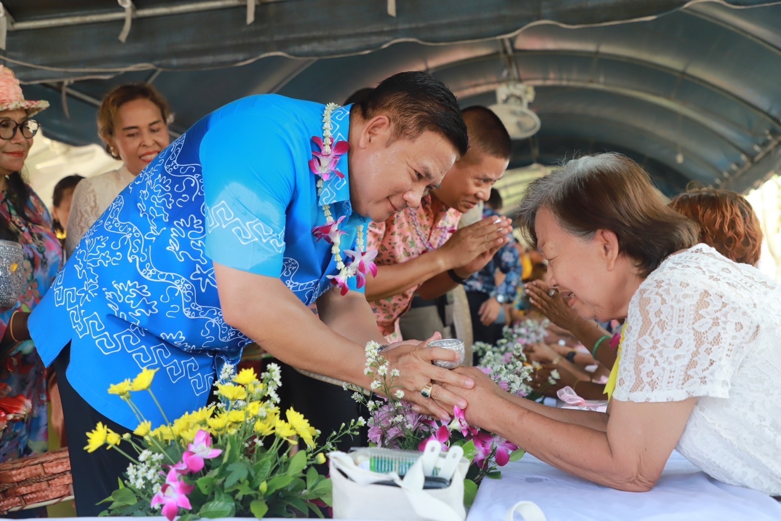 จัดใหญ่ประเพณีสงกรานต์ นราธิวาส  จัดพิธีสงฆ์น้ำพระพุทธรูป รดน้ำขอพรผู้สูงอายุ เปิดอุโมงค์น้ำ