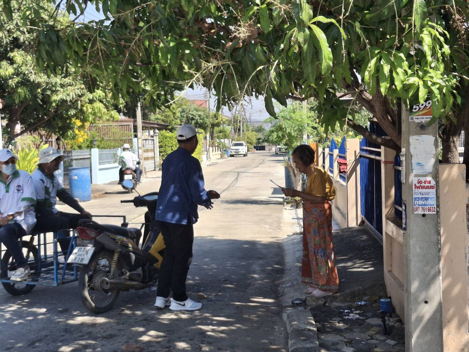  “พิชัย” ผู้สมัคร สส.ลพบุรี เขต 1 พรรคพลังประชารัฐ ขี่มอเตอร์ไซค์พ่วงข้างเคาะประตูบ้าน ขอคะแนนเสียงแบบตัวต่อตัว