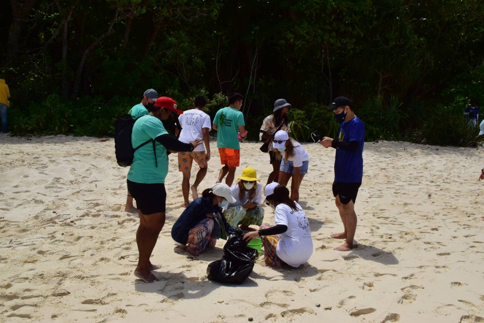พังงา จัดกิจกรรมเก็บขยะ save for surf เก็บขยะชายหาด ที่อุทยานแห่งชาติหมู่เกาะสิมิลัน 