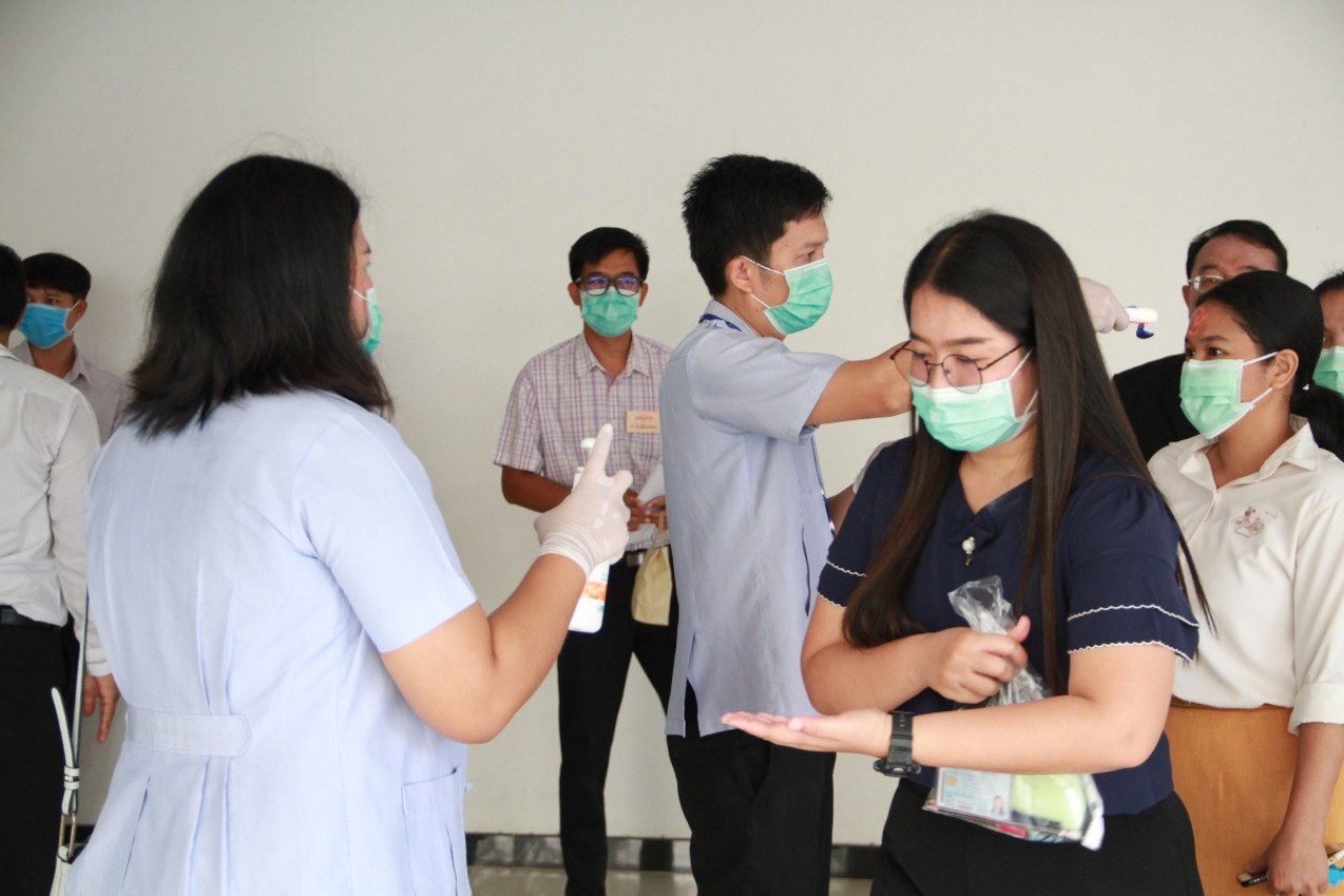 บุรีรัมย์ตรวจคัดกรองเข้มผู้สอบพนักงานราชการ ตำแหน่งครูผู้สอน ป้องกันโควิด-19 พบอุณหภูมิเกินเกณฑ์ 17 คน แยกสอบ